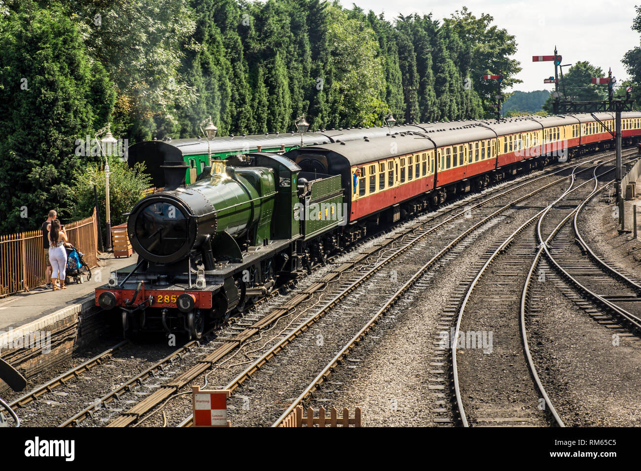 Un Great Western Railway classe locomotiva 2800 arrivando alla stazione di Bridgnorth in Severn Valley Railway Foto Stock