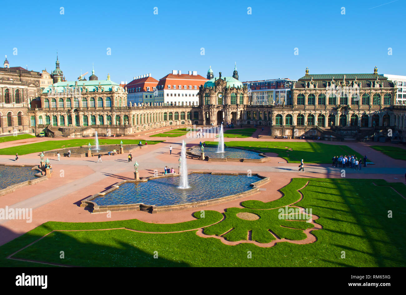 Cortile della galleria Zwinger, Dresda, Germania. Il pittoresco barocco edifici architettonici, Quattro Fontane, tagliare erba verde. Cancella per nuvoloso giorno di primavera. S Foto Stock