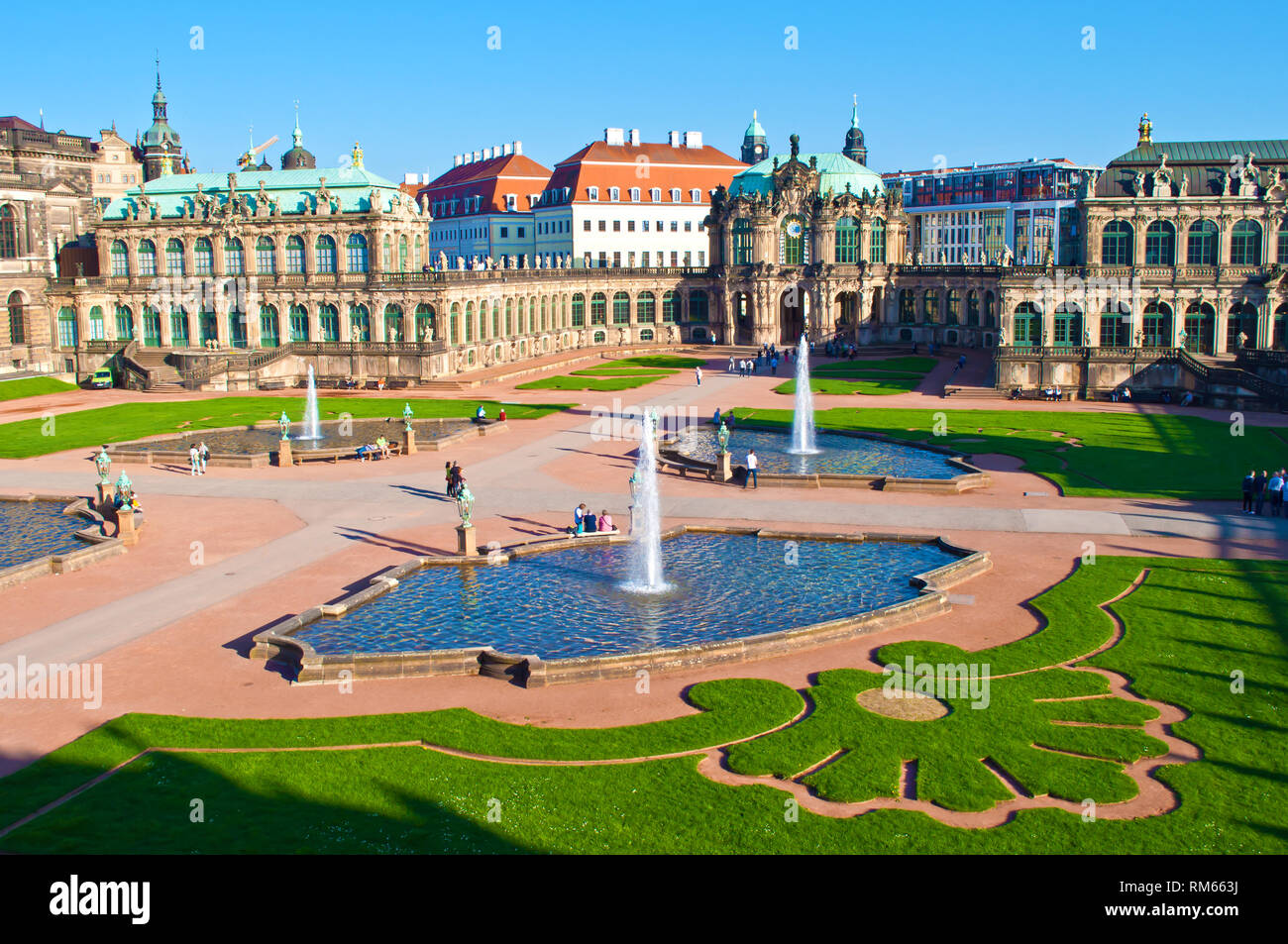 Cortile della galleria Zwinger, Dresda, Germania. Il pittoresco barocco edifici architettonici, Quattro Fontane, tagliare erba verde. Cancella per nuvoloso giorno di primavera. S Foto Stock