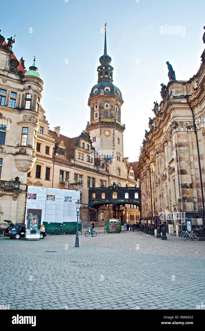 Piazza vicino Residenzschloss a Dresda, in Germania. Paesaggio di incredibile antichi edifici architettonici, cupole e tetti. Cancella per nuvoloso giorno di primavera. Vista di Foto Stock