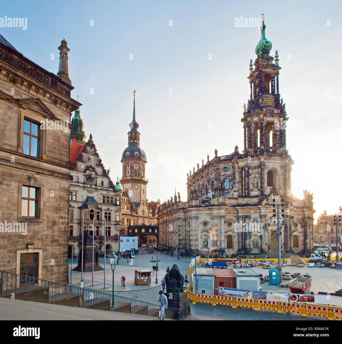 Piazza vicino Hofkirche e Residenzschloss a Dresda, in Germania. Paesaggio di incredibile antichi edifici architettonici, cupole e tetti. Molla senza nuvole Foto Stock