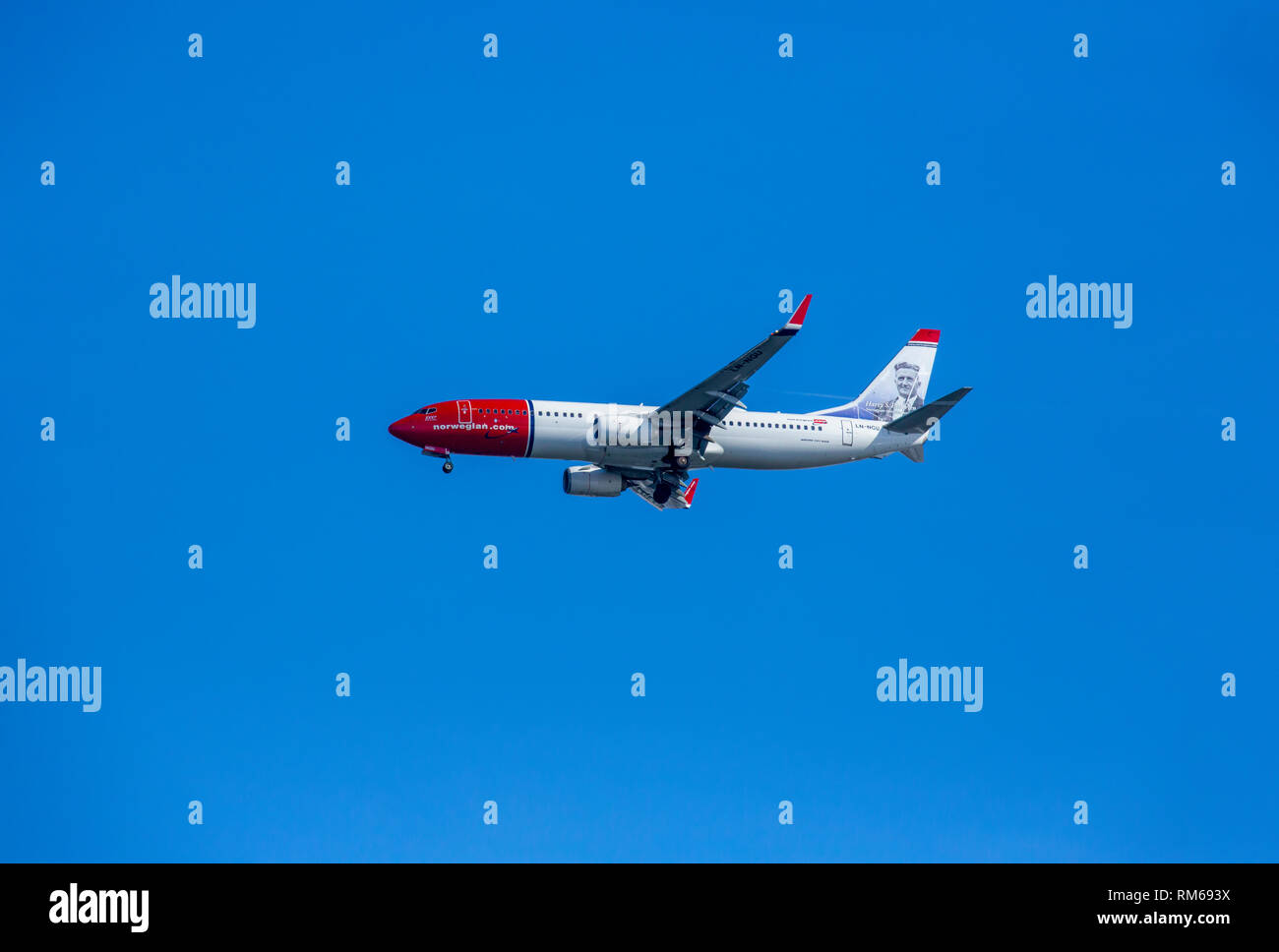 LN-NGU Norwegian Air Shuttle, Boeing 737-800 su un cielo blu sullo sfondo. Fotografato a Spitsbergen, Svalbard, Norvegia Foto Stock