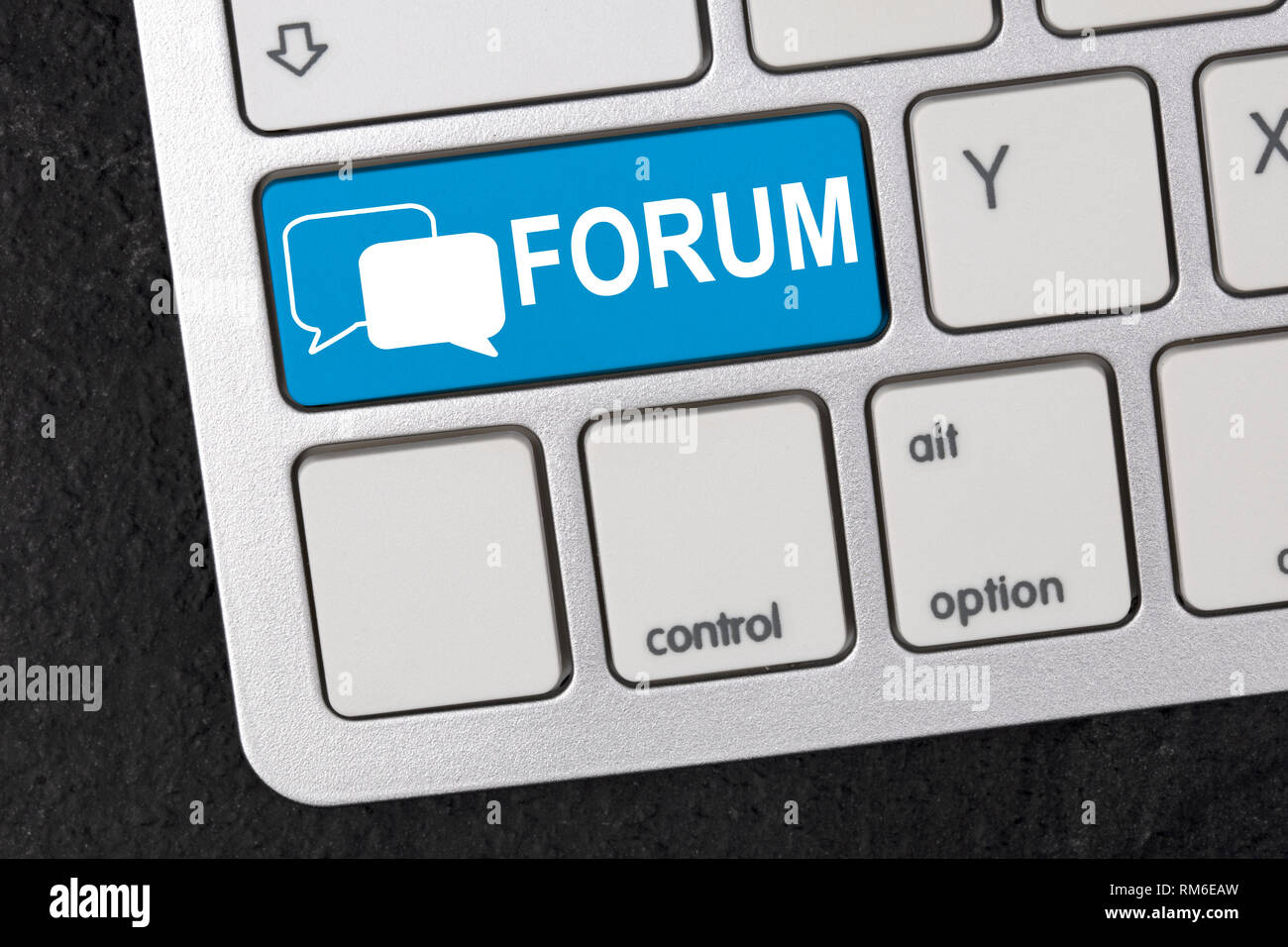 La tastiera in dettaglio con il grafico mostra un logo con due fumetti e la parola Forum Foto Stock