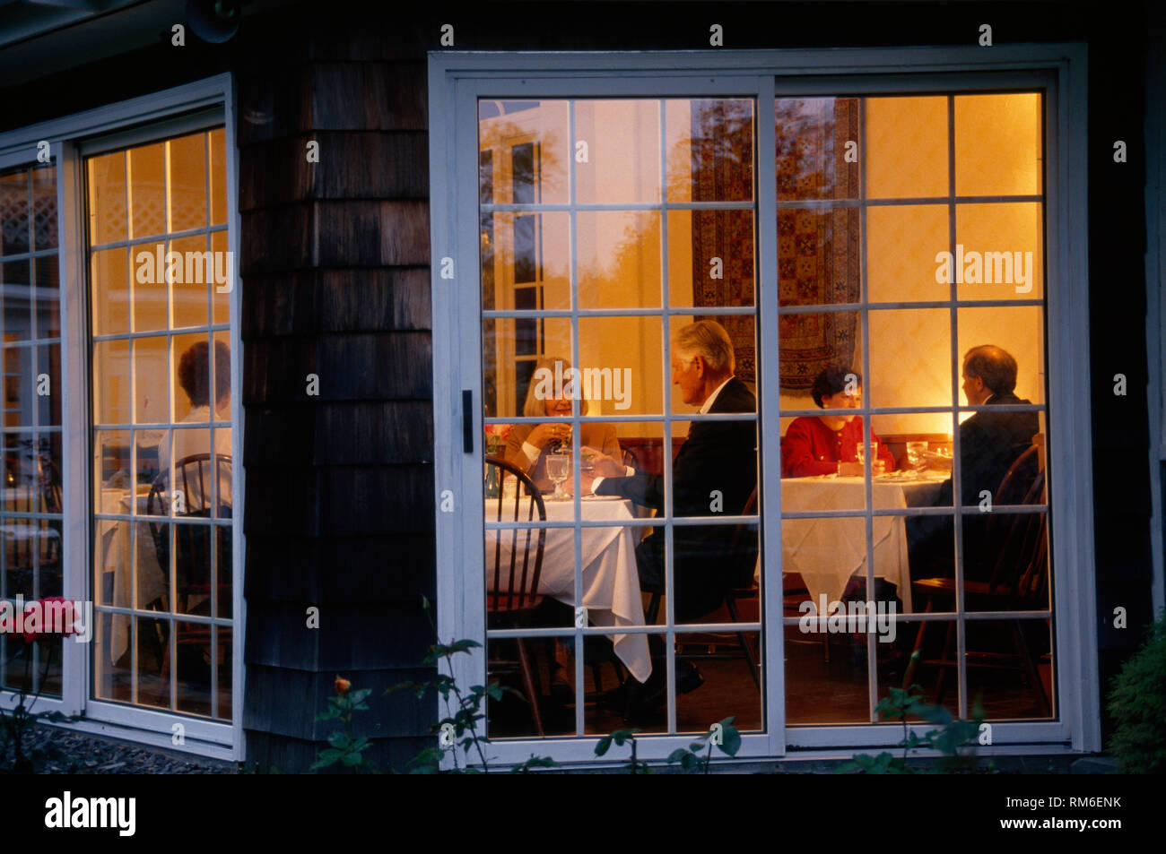 Diners godendo di una serata in un hotel sala da pranzo, Maine, Stati Uniti d'America Foto Stock
