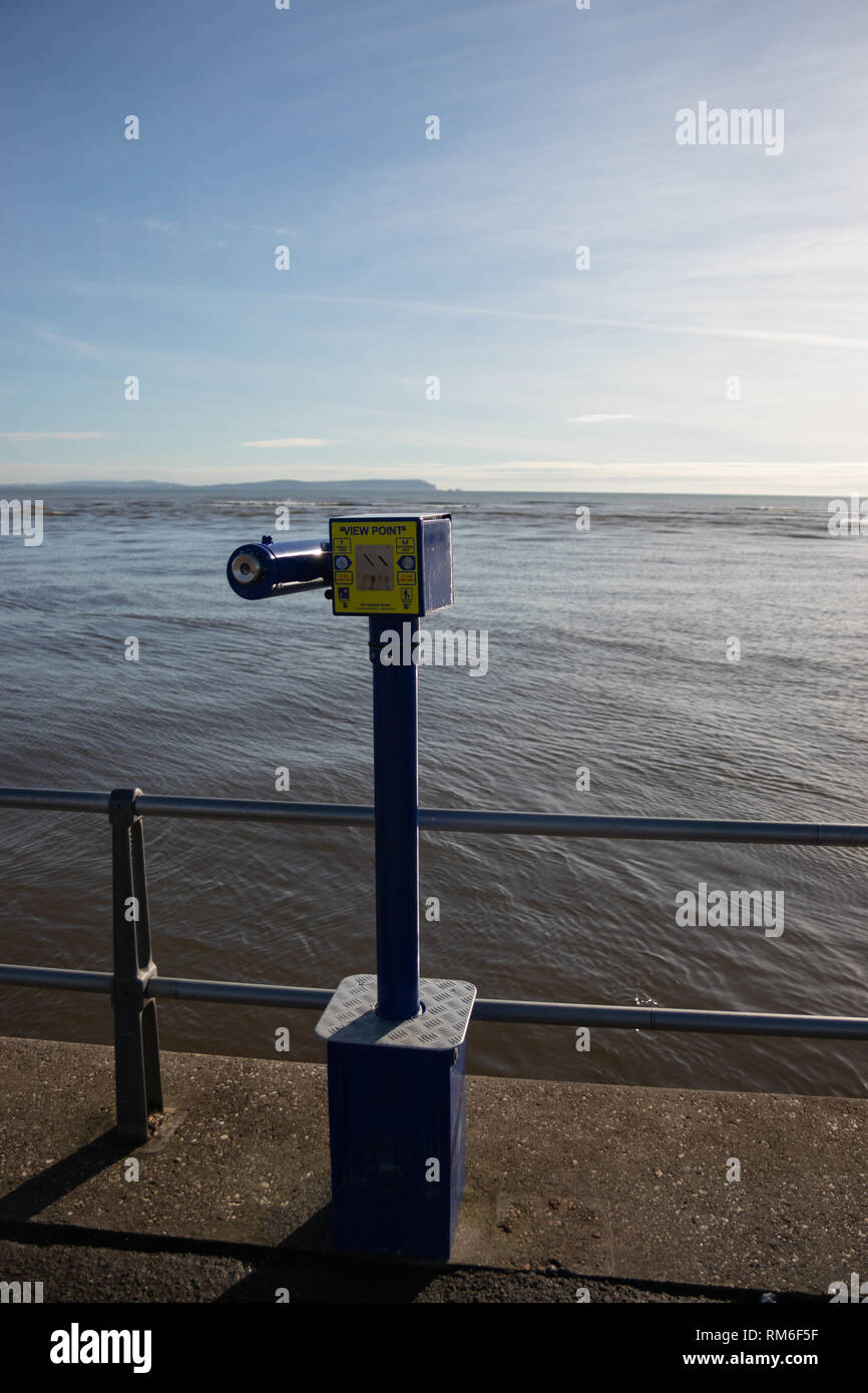 Una spiaggia a gettone telescopio per turisti in cerca del mare Foto Stock