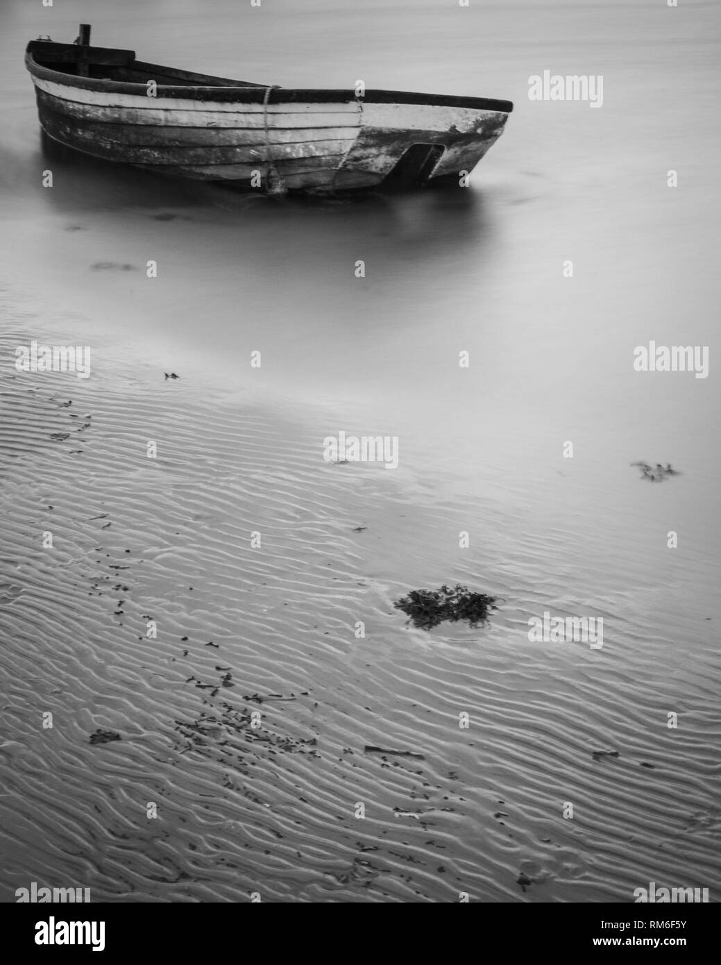 Una vecchia barca di legno su un banco di sabbia Foto Stock