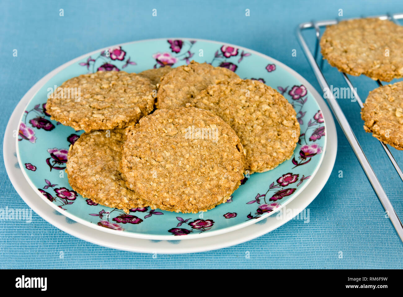 Appena sfornato digestivi fatti in casa i biscotti sulla piastra contro uno sfondo blu Foto Stock