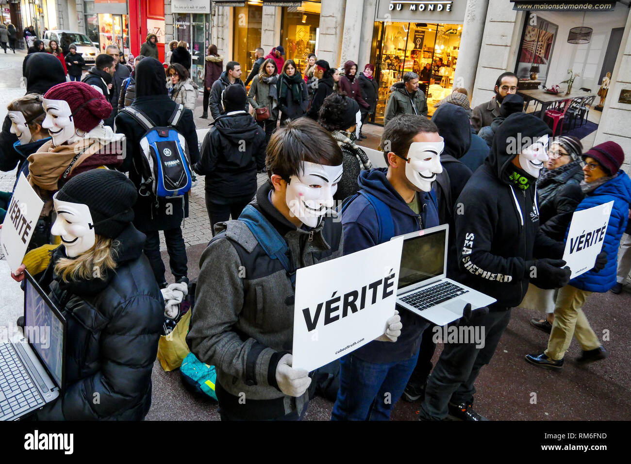 'Cubo di verità: Anonimo colpire la strada con violenta di filmati di animali di allevamento, Lione, Francia Foto Stock