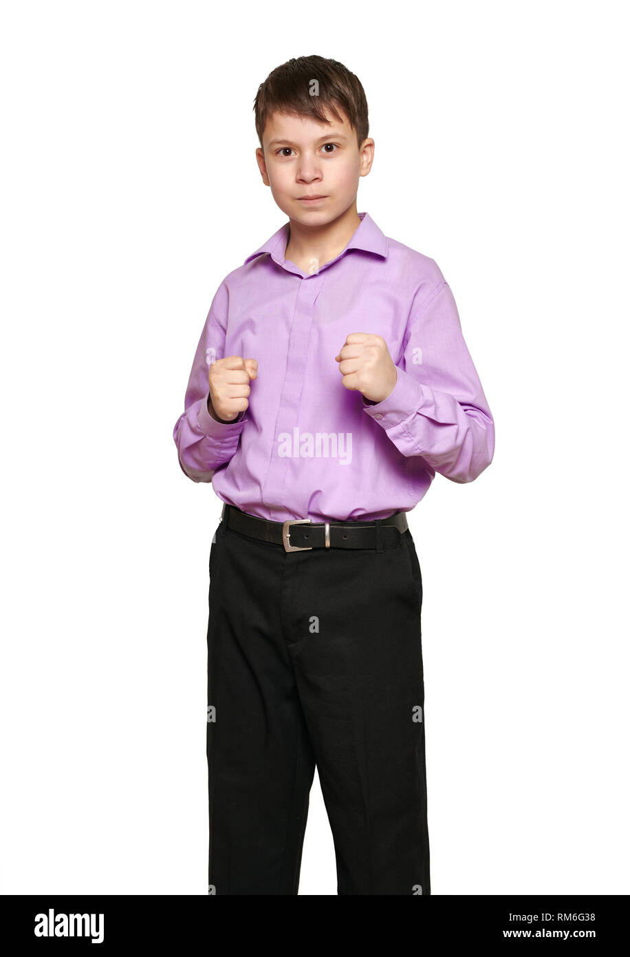 Ragazzo che posano su sfondo bianco, pantaloni neri e camicia viola Foto Stock