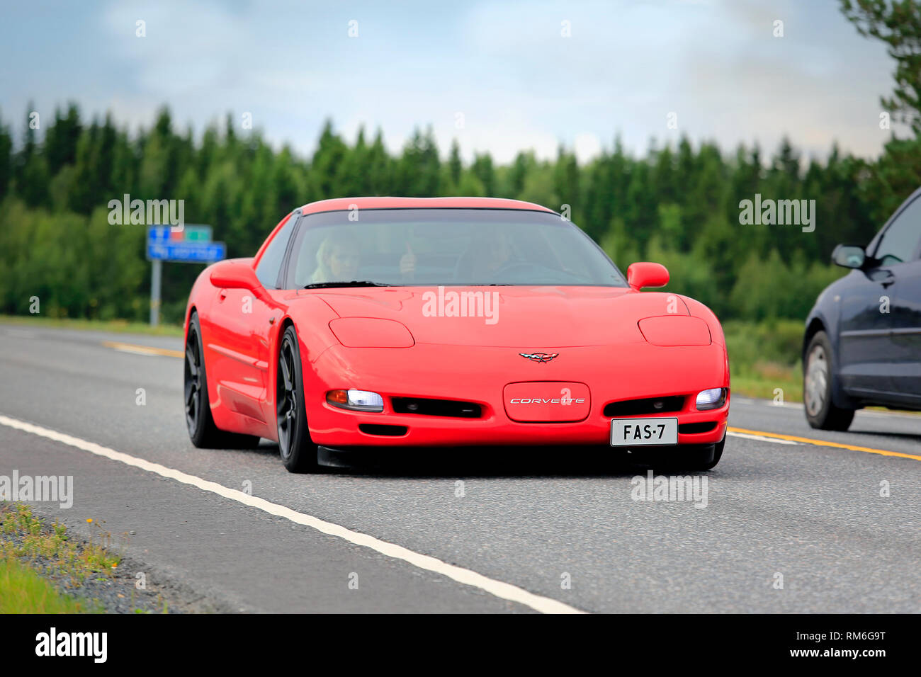 Ikaalinen, Finlandia - 12 agosto 2018: Rosso Chevrolet Corvette auto sportiva crociera lungo l'autostrada su un giorno d'estate. Foto Stock