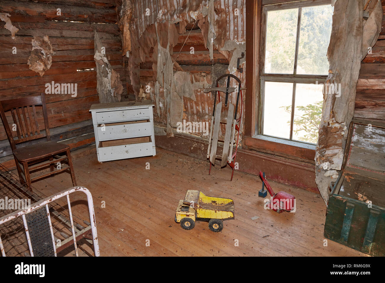 Giocattoli in camera da letto della casa Adams nella città fantasma di granato, Montana Foto Stock