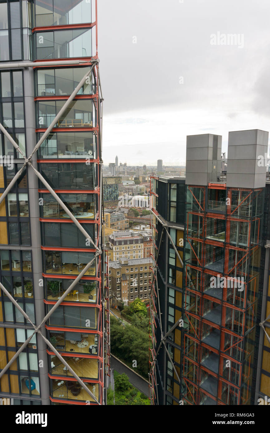 Vista del Neo Bankside sviluppo dalla piattaforma di visualizzazione delle adiacenti la Tate Modern Switch House, London, Regno Unito Foto Stock