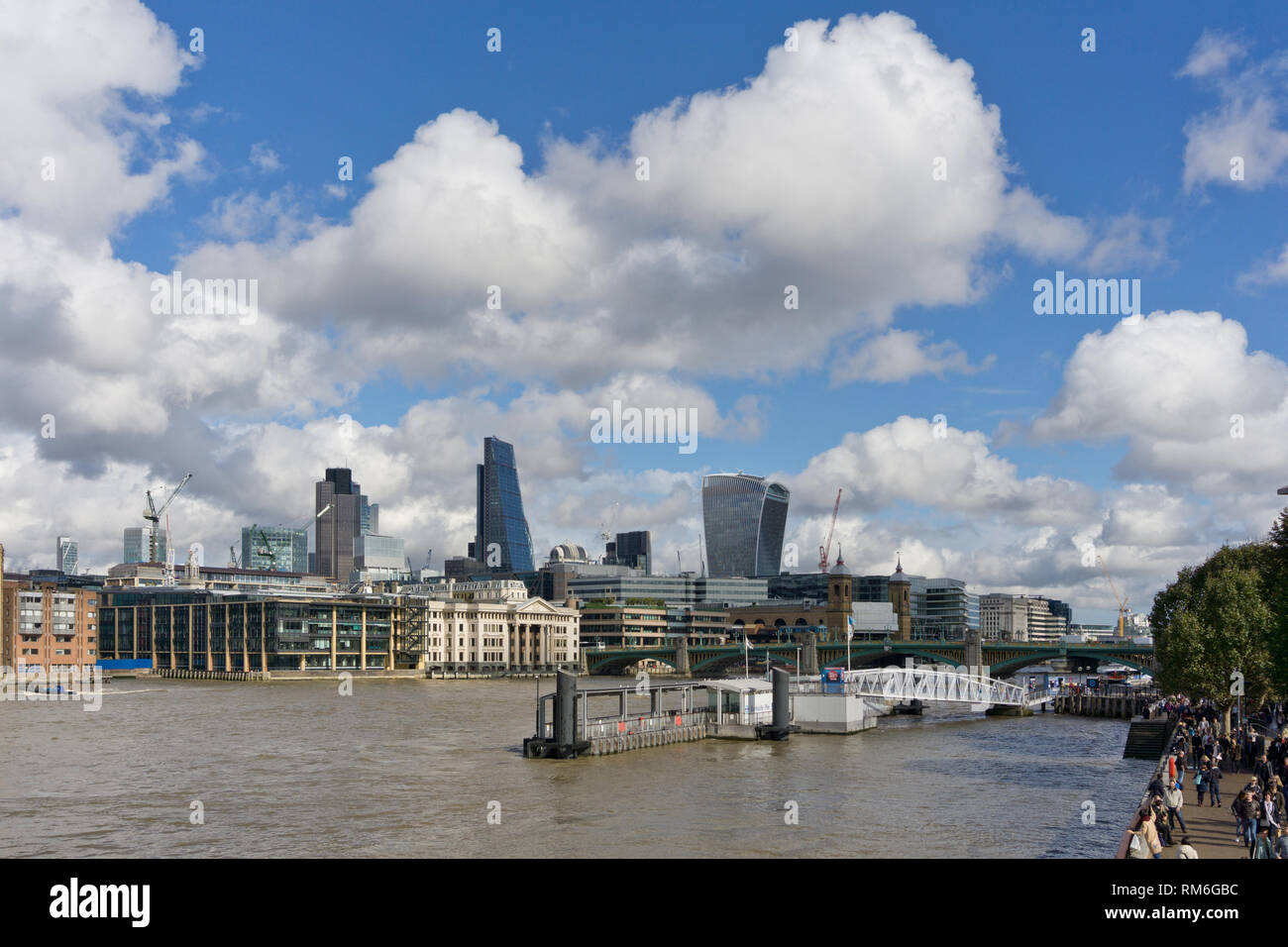 La skyline di Londra con la grattugia e il walkie talkie preso dal Millennium Bridge, London, Regno Unito Foto Stock