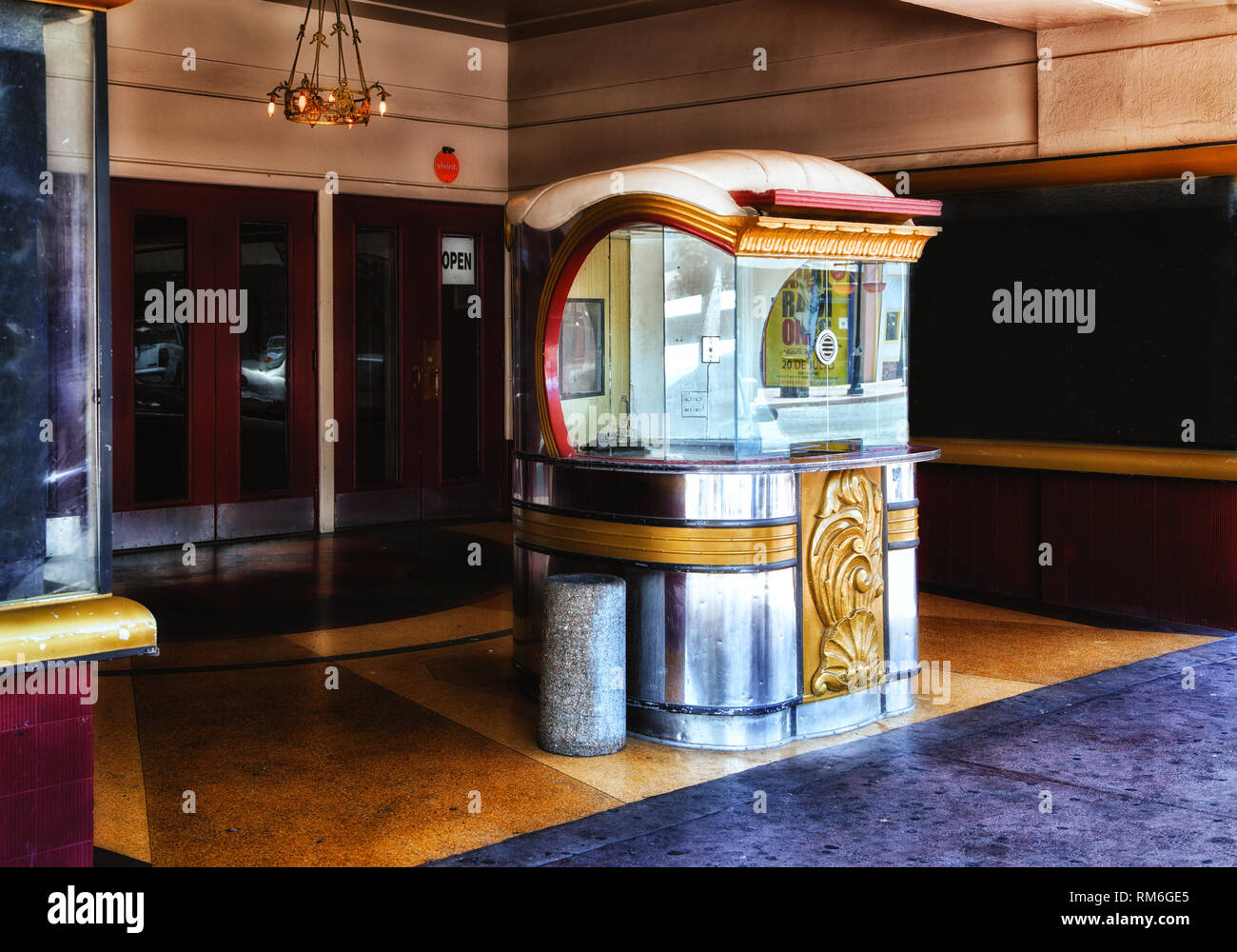 Colori vibranti di Old Movie Theater Booth con tema Art Deco Foto Stock