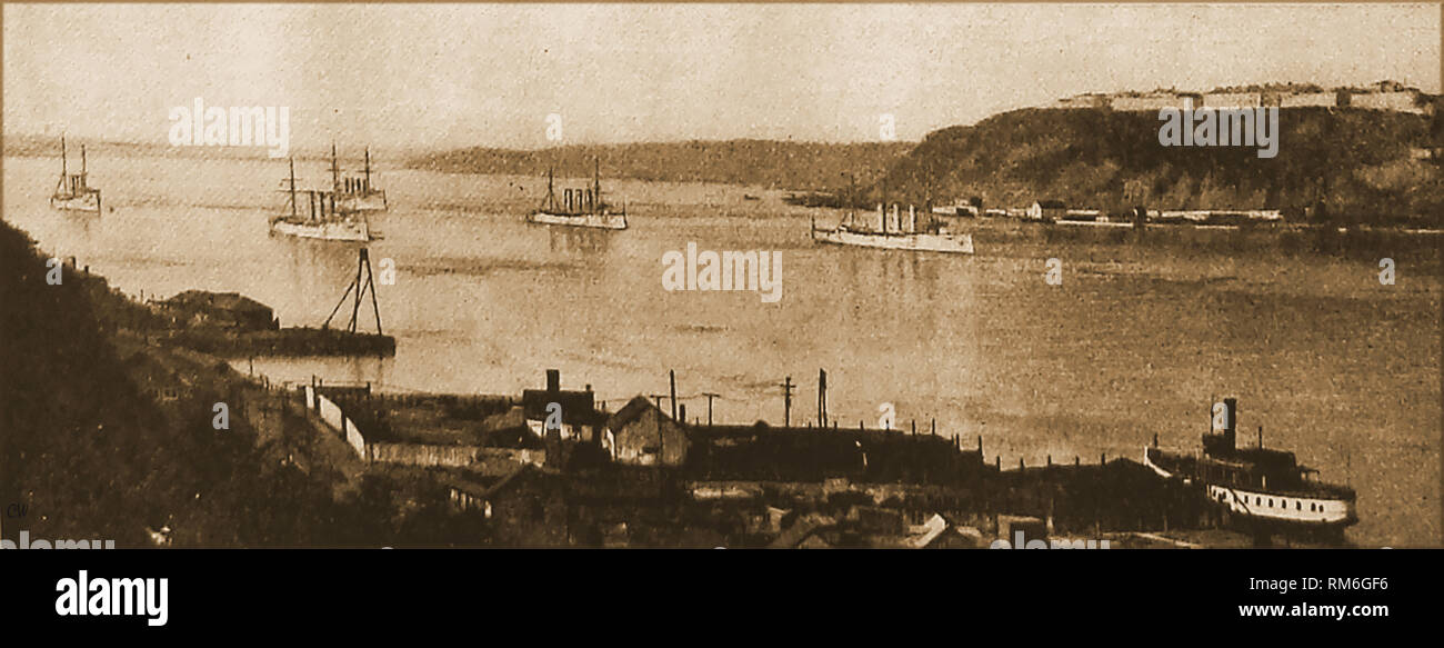 Porto di Quebec, Canada in 1901 che mostra una flotta di incrociatori vela passato Cape Diamond aka Cap Diamant e la Cittadella (fortezza militare) in background. Foto Stock