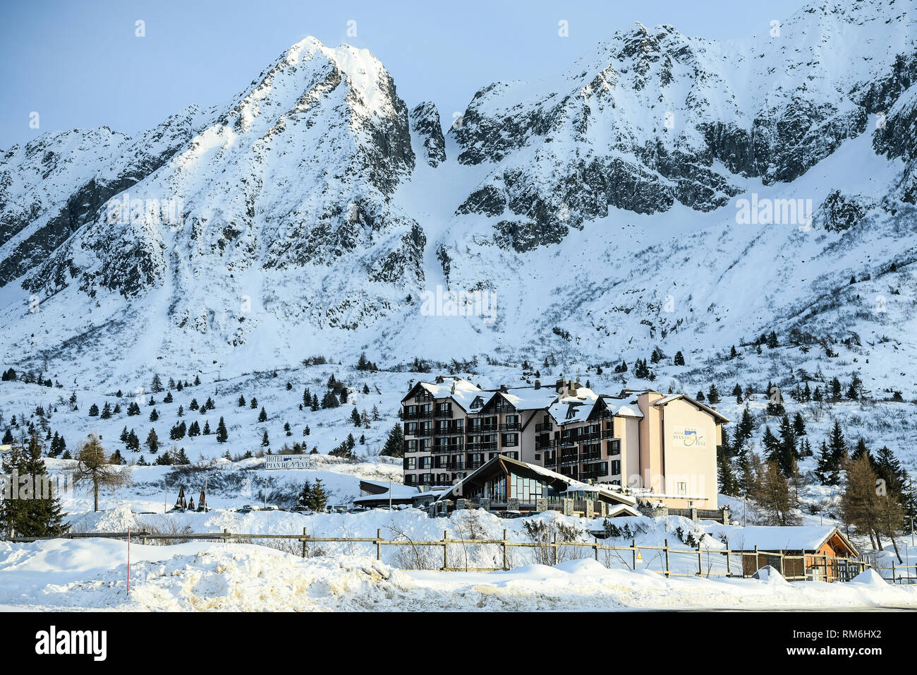 Passo del Tonale, Italia: Febbraio 10, 2019: Hotel Pian di neve in Adamello, Alpi, Italia. Foto Stock