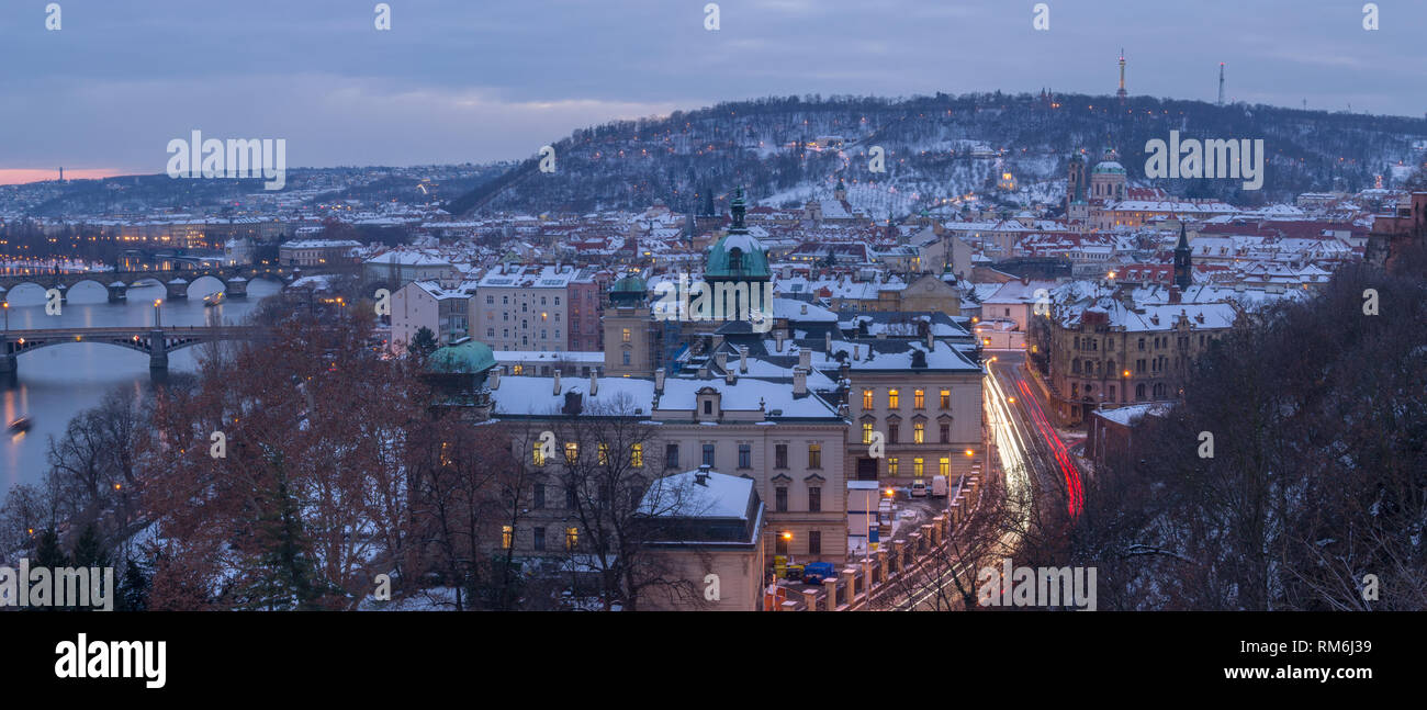 Panorama di Praga di notte, Repubblica Ceca Foto Stock