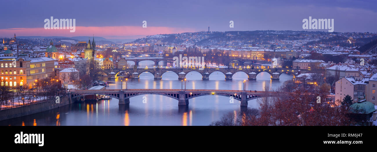 Panorama di Praga di notte, Repubblica Ceca Foto Stock
