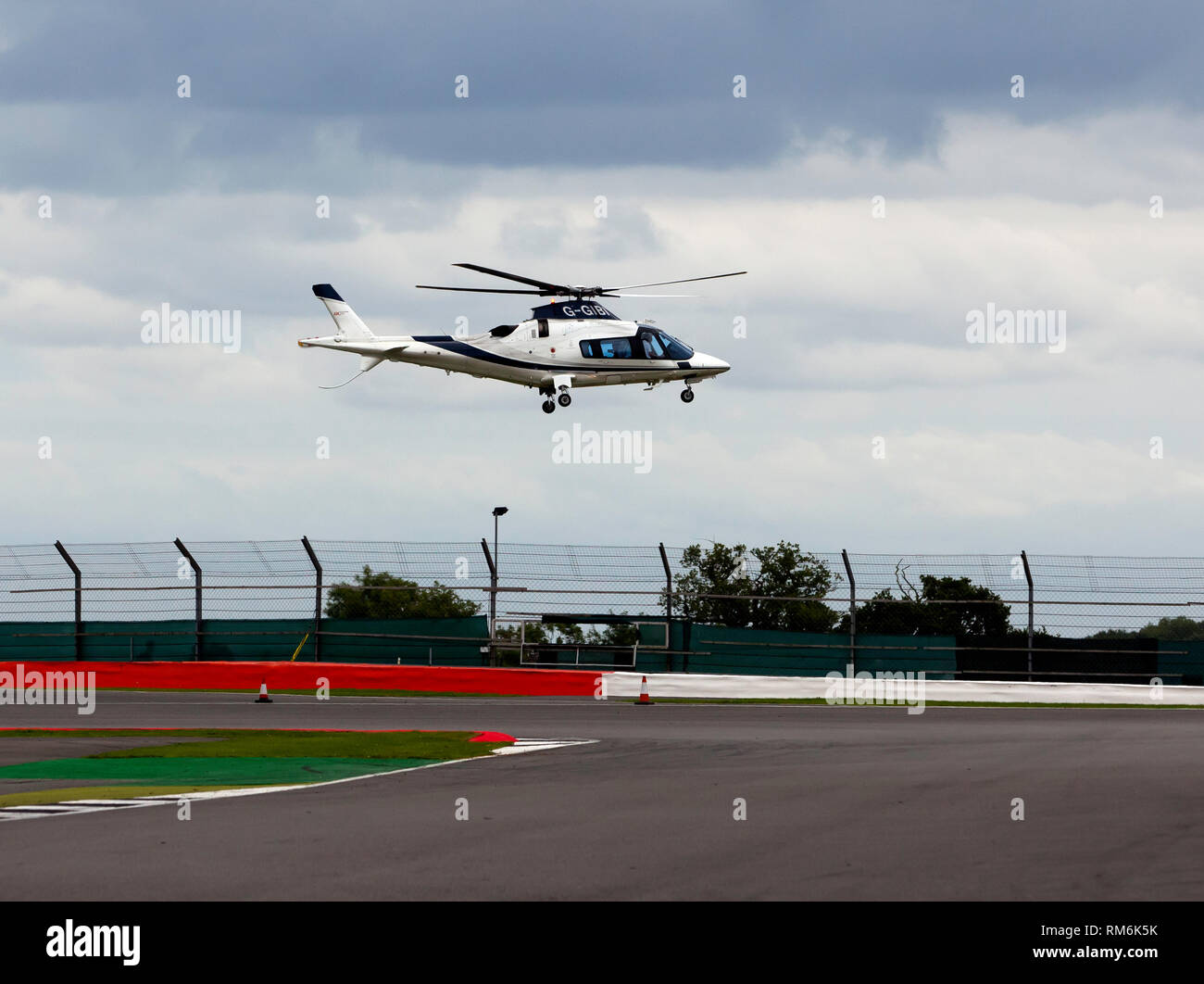 Close-up di una proprietà privata Augusta Westland AW109 a bordo pista di atterraggio, durante il 2017 Silverstone Classic Foto Stock