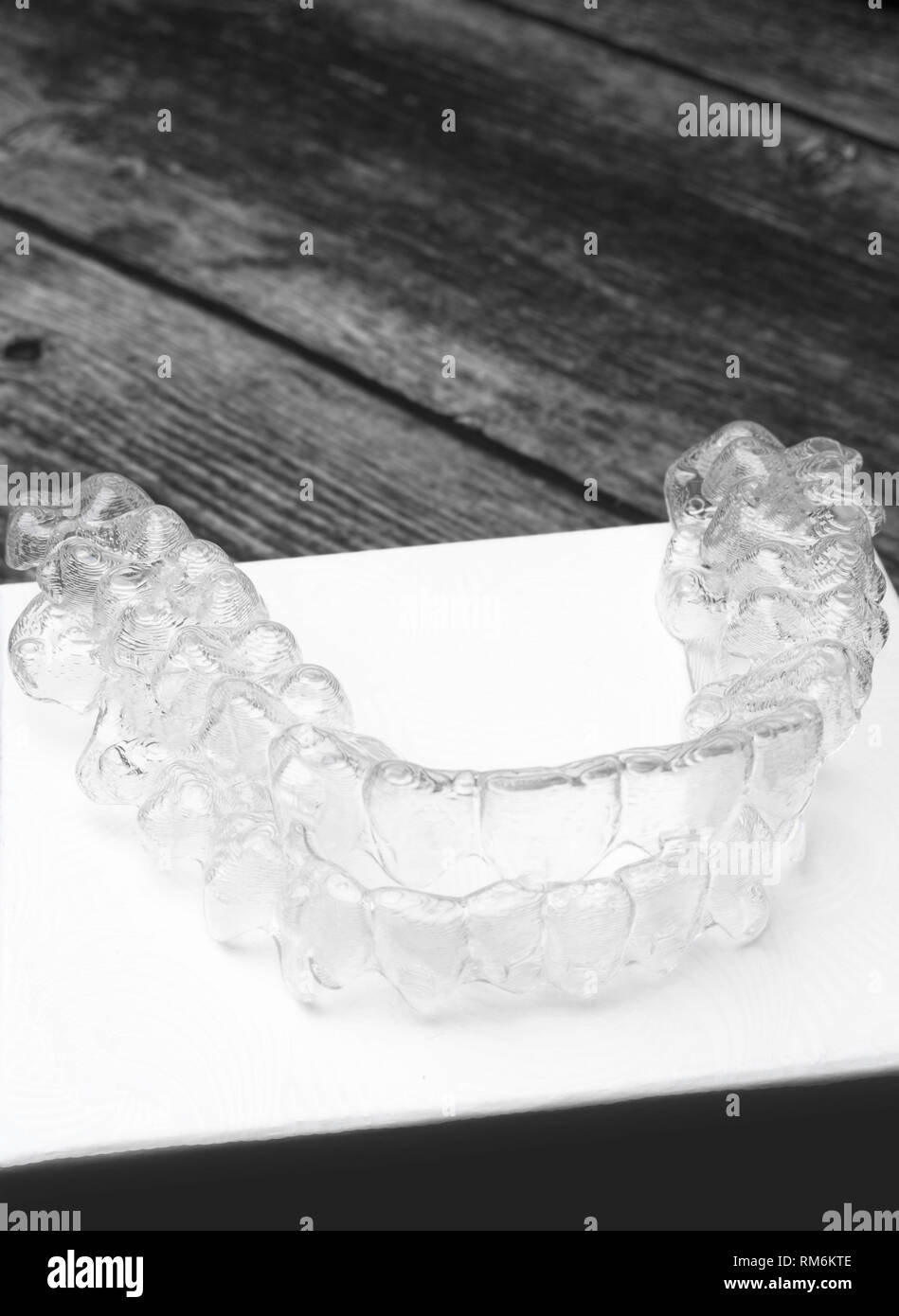 Custodia per fermi invisibili con staffe di allineamento ortodontiche.  Contenitore dentale in plastica nera per rinforzi invisalign rimovibili su  sfondo blu Foto stock - Alamy