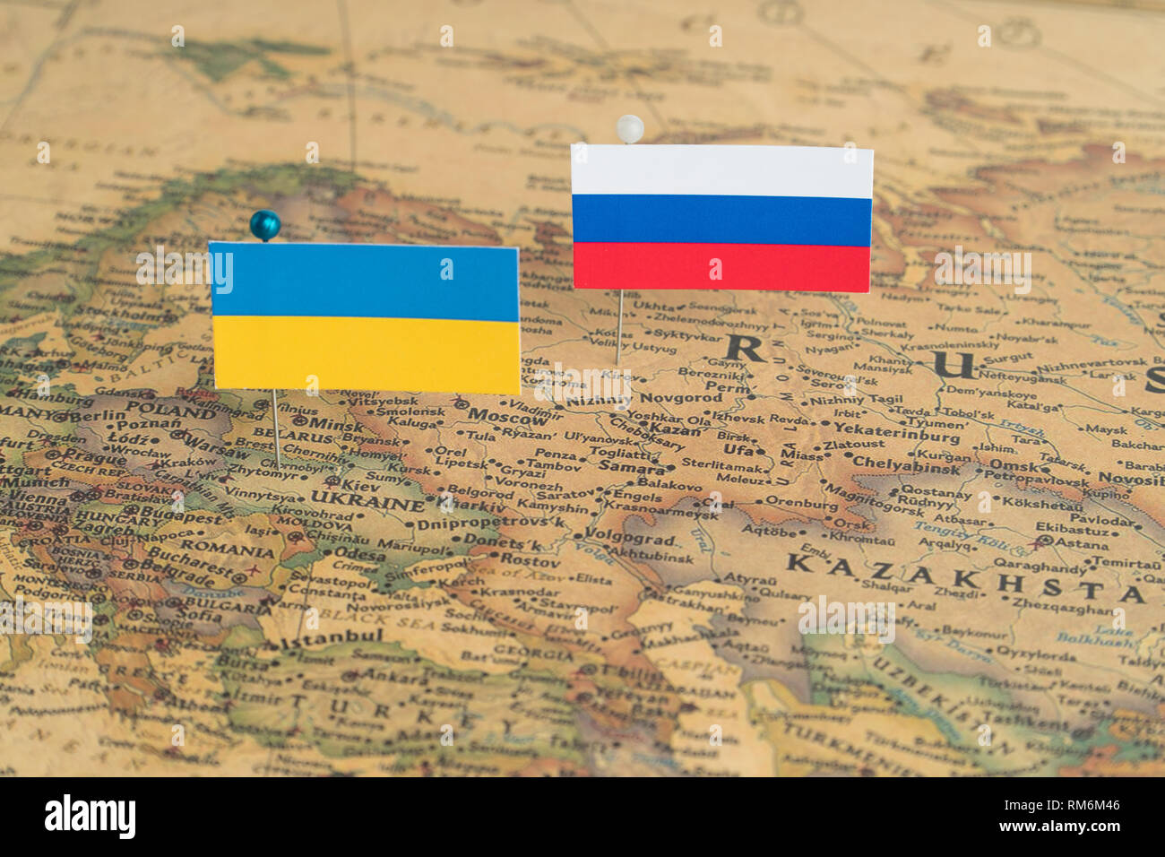 Le bandiere della Russia e Ucraina sulla mappa del mondo. Foto concettuale, politica e ordine mondiale politico delle differenze Foto Stock