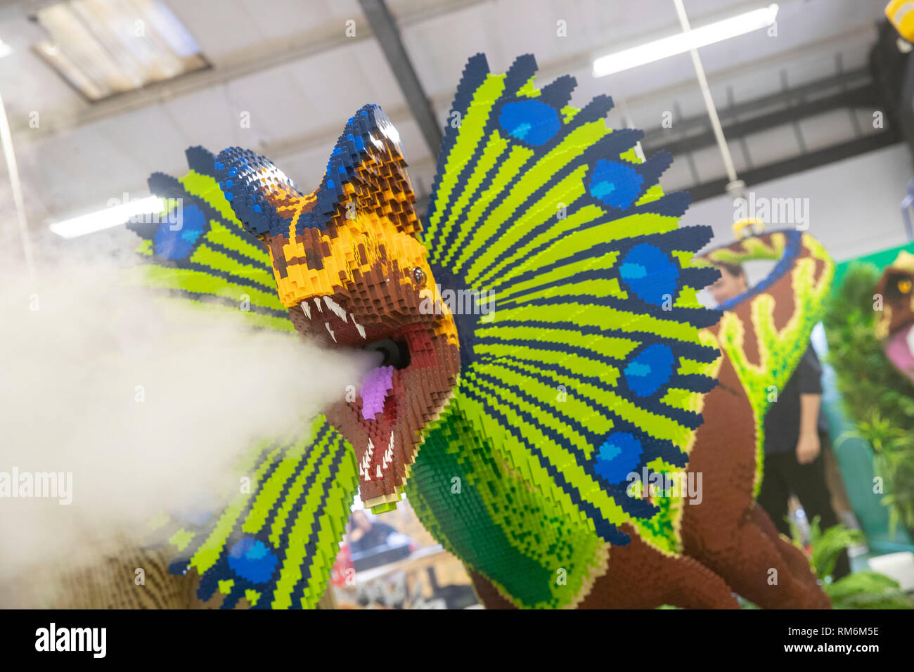 Il fumo proviene dalla bocca di uno dei dinosauri realizzati in LEGO durante una anteprima di stampa di Marwell Zoo nuovo Lego Brickosaurs a Bright mattoni HQ in Bordon, Hampshire. Foto Stock