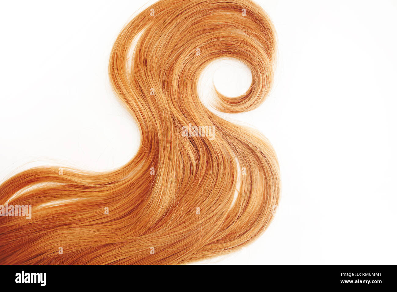 Riccioli biondi capelli isolati su sfondo bianco. Filamento di luce o i capelli rossi, cura dei capelli, concetto. Foto Stock