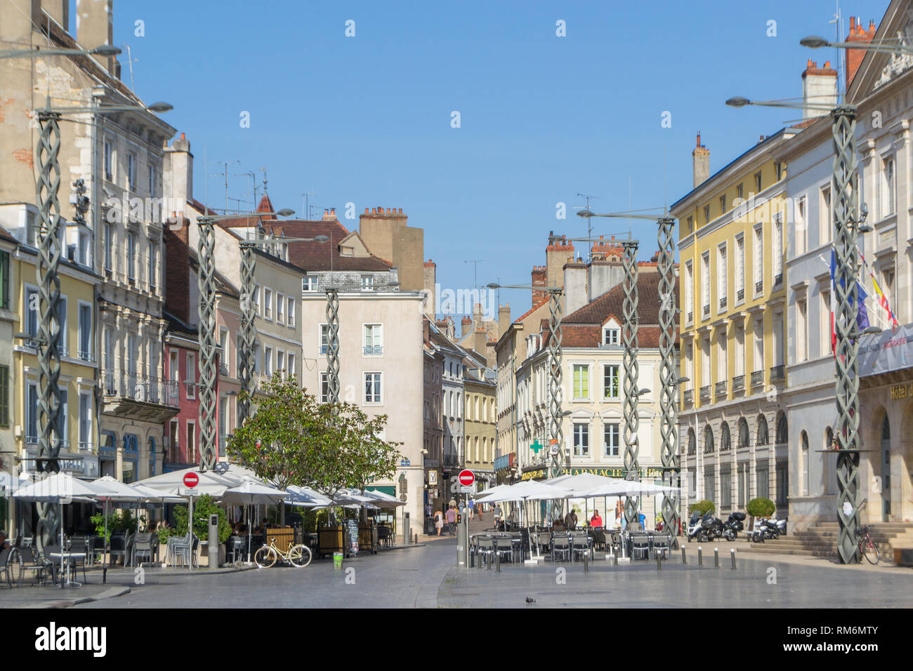 Chalon sur Saone, Francia - 2 Agosto 2017: La Piazza della Città Vecchia con il Municipio Foto Stock