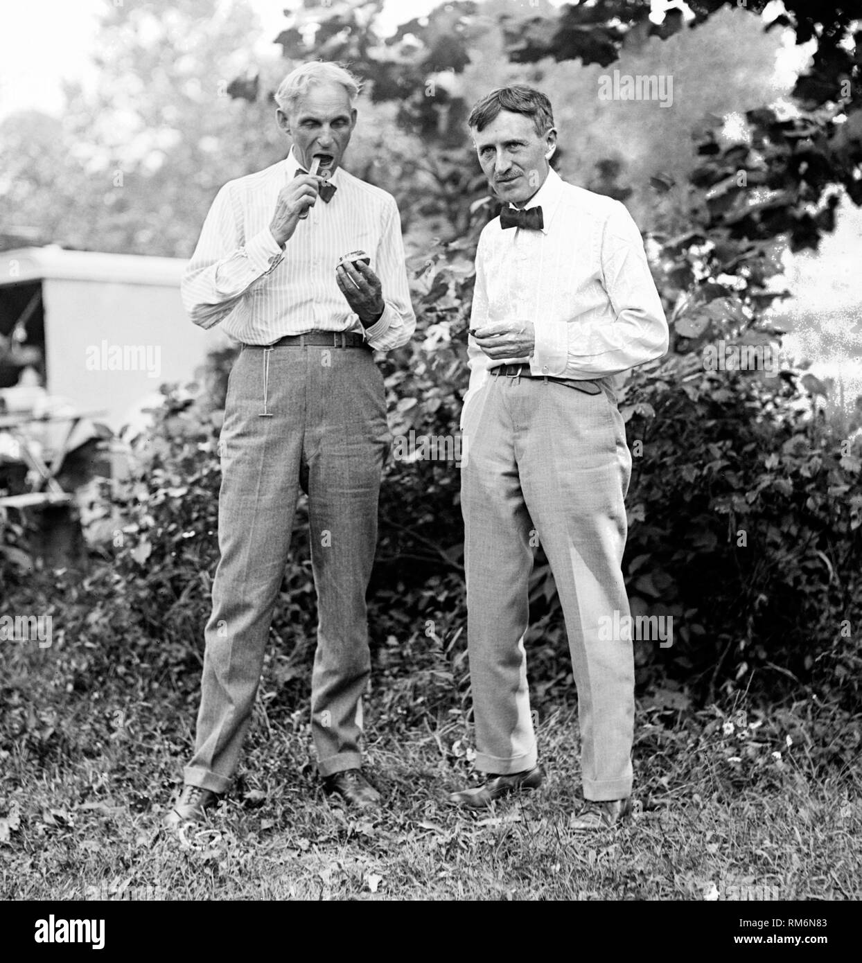 Henry Ford american business magnate e fondatore della Ford Motor Company e Harvey Firestone impresario americano e fondatore della firestone pneumatico e azienda di gomma foto scattata circa 1921 Foto Stock