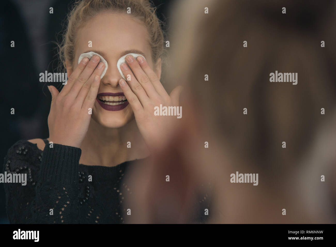 Funny ragazza bionda chiude gli occhi e risate Foto Stock