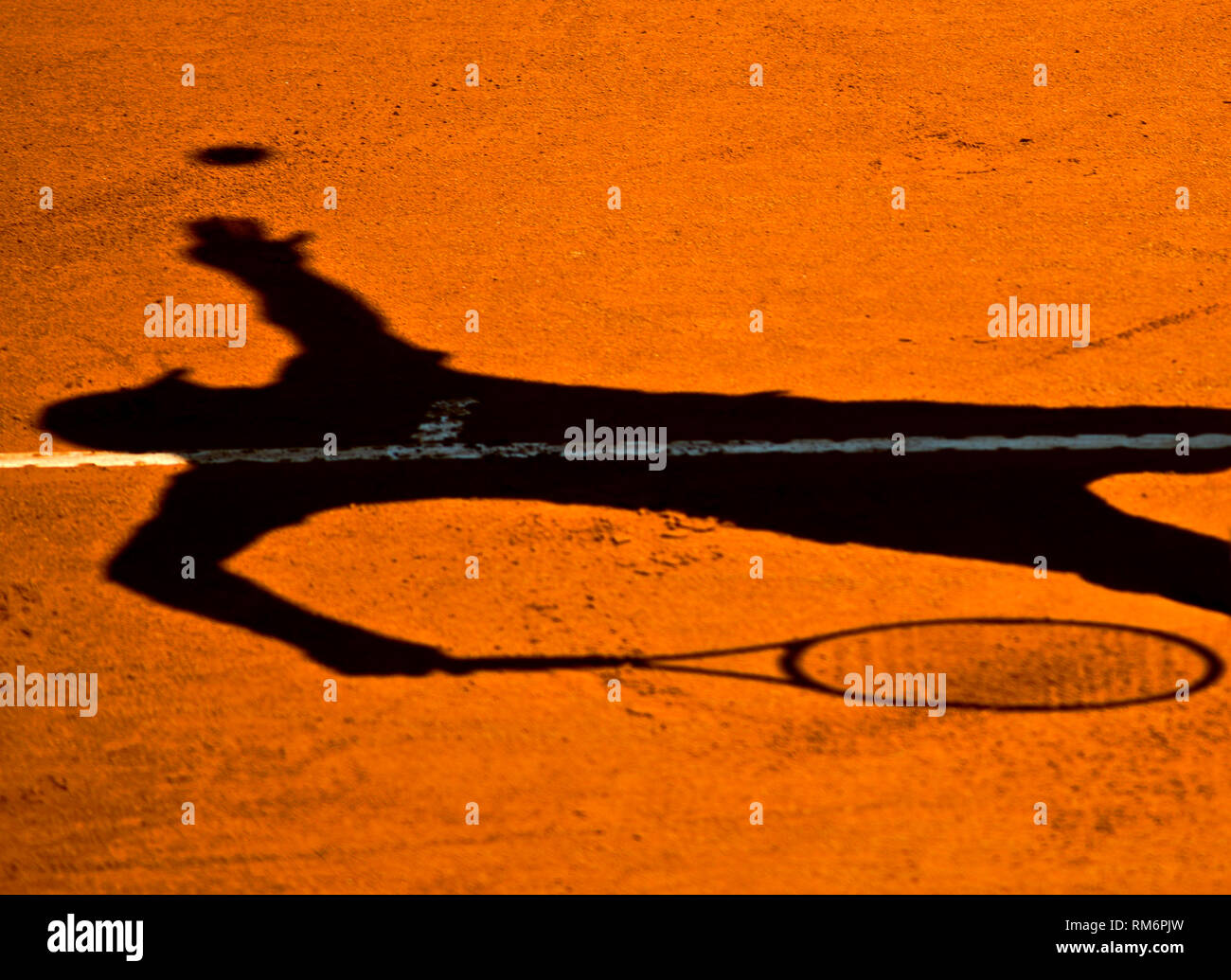 Ombra di un giocatore di tennis che serve Foto Stock