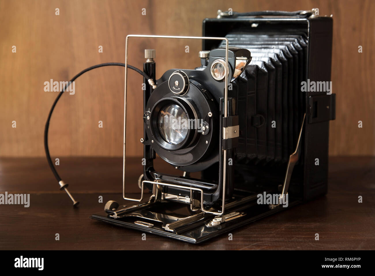 Vecchia macchina fotografica su sfondo di legno Foto Stock