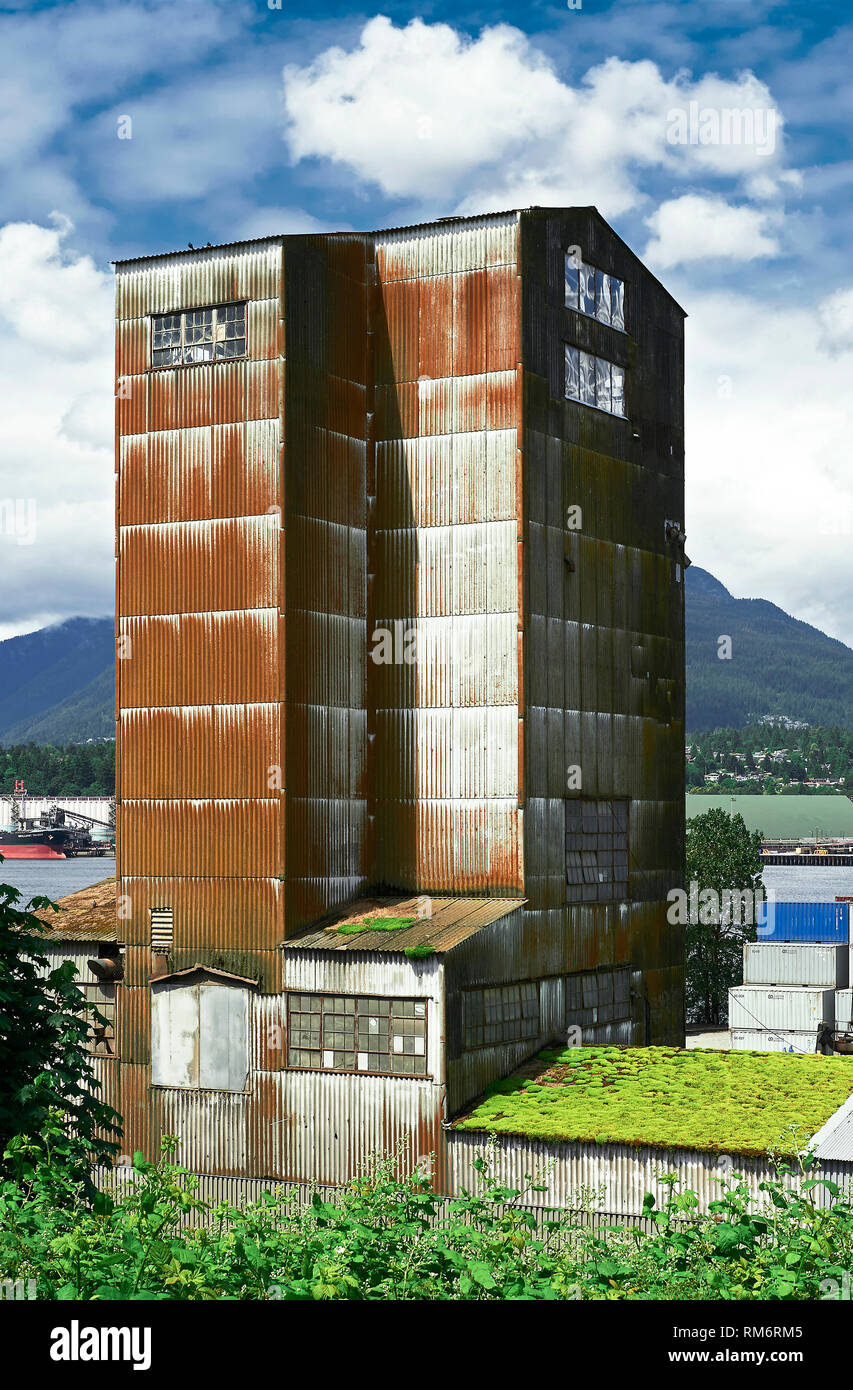 Vancouver, B.C., Canada - 19 Giugno 2012: uno di Lantic Inc. Fabbrica di zucchero di edifici situati nel centro del lato est accanto al Porto di Vancouver Foto Stock