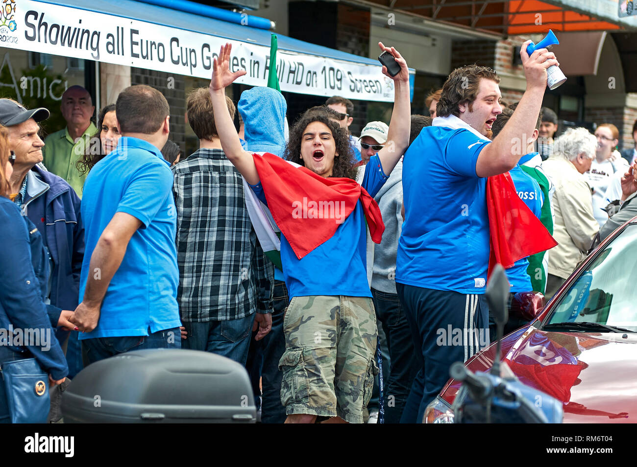 Vancouver, B.C., Canada - 28 Giugno 2012: Italiano per gli appassionati di calcio clebrating la vittoria a semi finali al 2012 UEFA campionato europeo Foto Stock