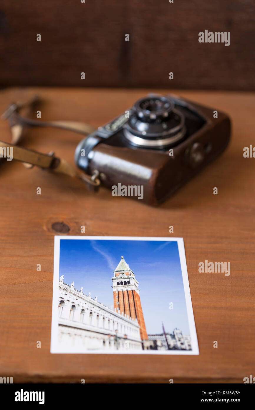 Vecchia macchina fotografica con una foto di Venezia Foto Stock
