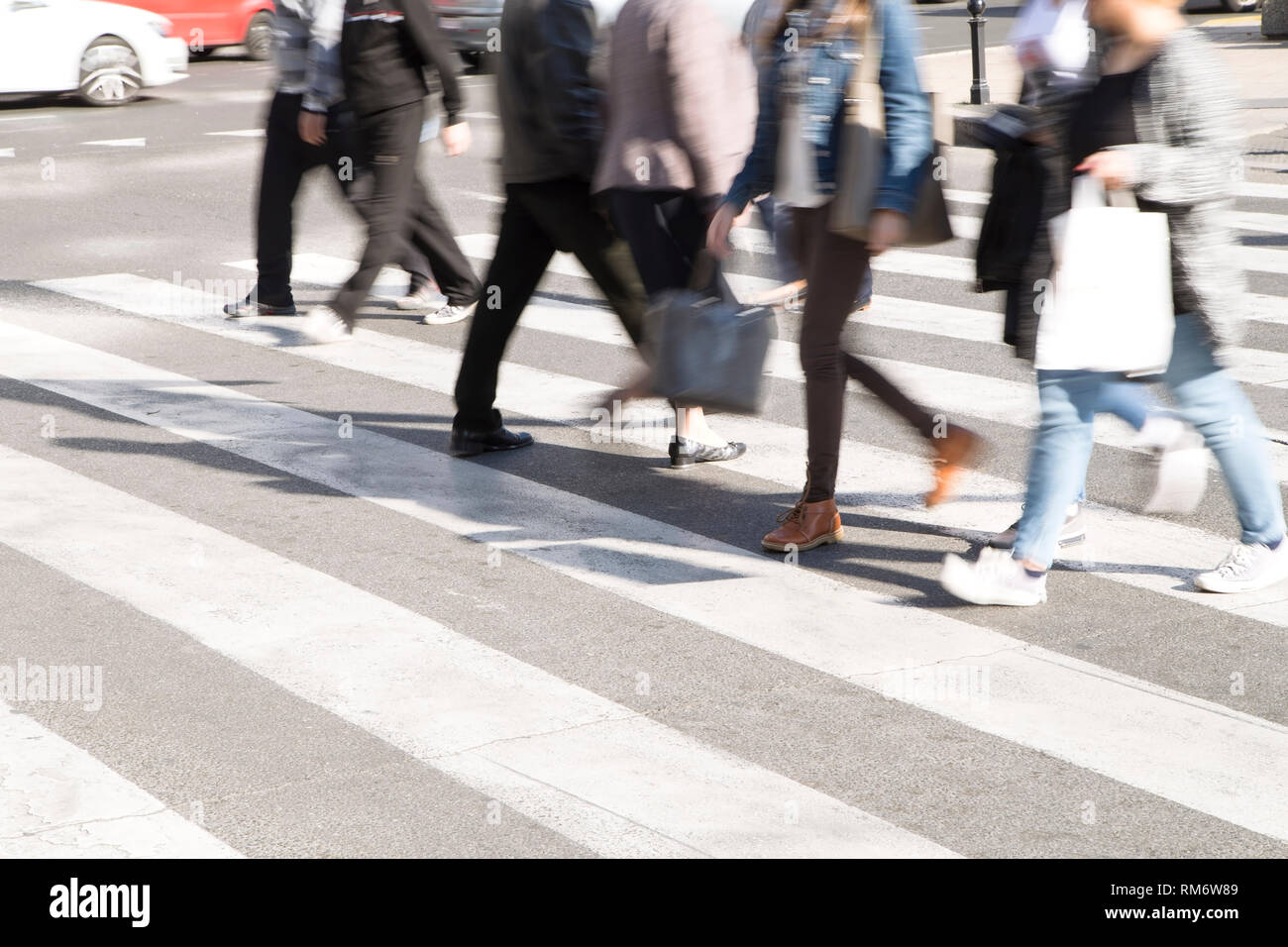 Le persone che attraversano una strada - immagine sfocata Foto Stock