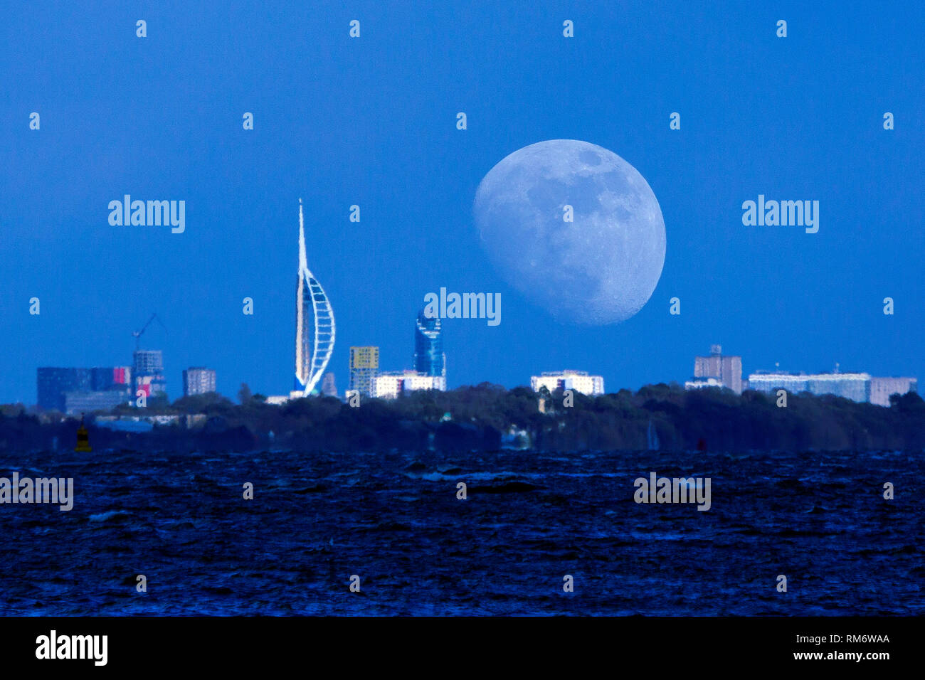 Awesome,incredibile,grandi,più grande,colossale,luna, luogo, Spinaker Tower, Portsmouth, Il Solent, da Cowes, Isle of Wight, England, Regno Unito Foto Stock