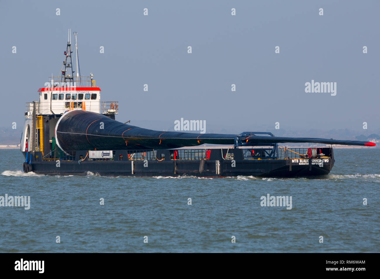 Pale di una turbina eolica, nave, Blade Runner, attraversando il Solent, Cowes, Isle of Wight, England, Regno Unito Foto Stock