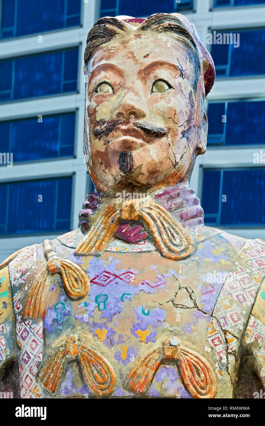 Vancouver, B.C., Canada - 12 Luglio 2012: Monumento di un antica opera cinese di un guerriero "Invecchiamento del tempo' visualizzato in pubblico vicino a Waterfront Foto Stock