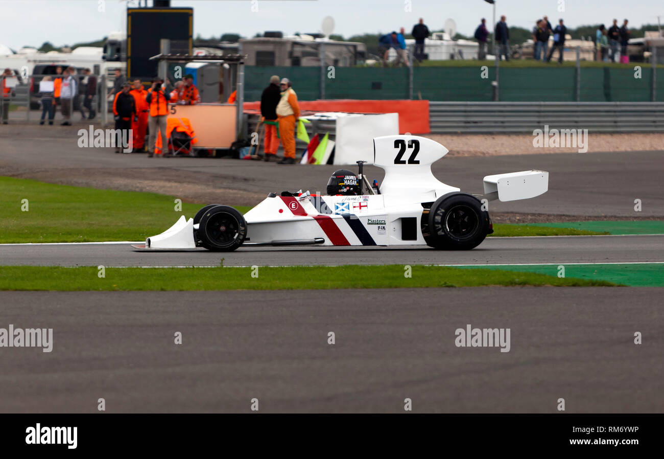 James Hagan guida un 1974, Hesketh 308B, durante la FIA Masters storica gara di Formula Uno al 2017, Silverstone Classic Foto Stock