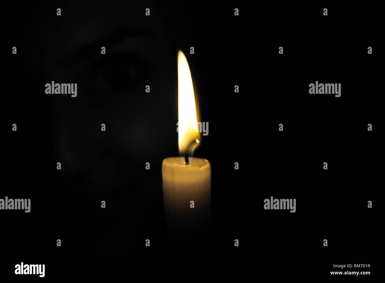 Candela di cera accesa immagini e fotografie stock ad alta risoluzione