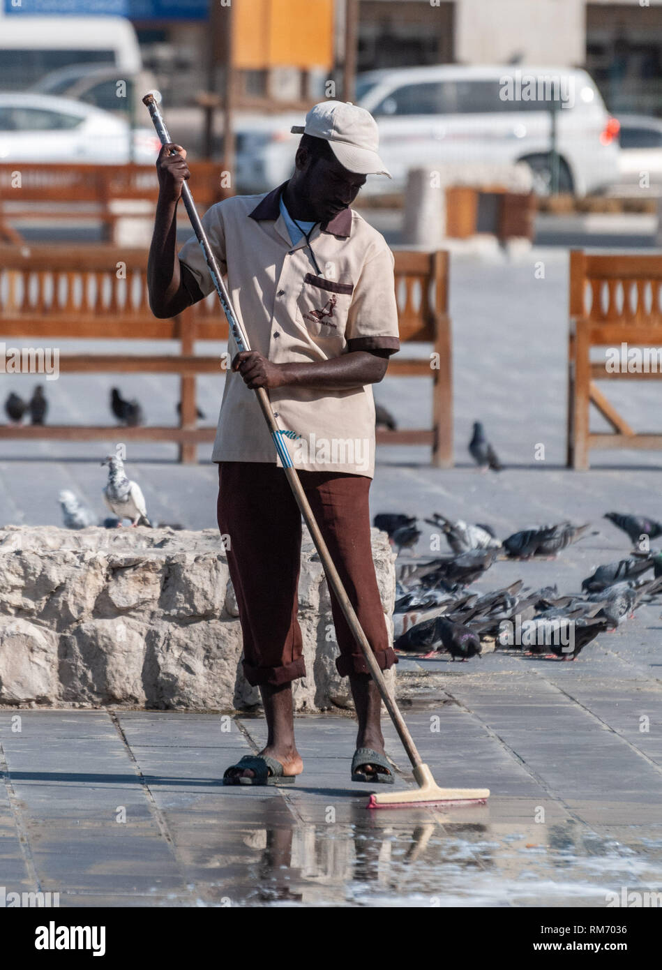 Doha, Qatar - 9 novembre 2016. Lavoratore di sesso maschile la pulizia di una strada a Doha, in Qatar. Foto Stock