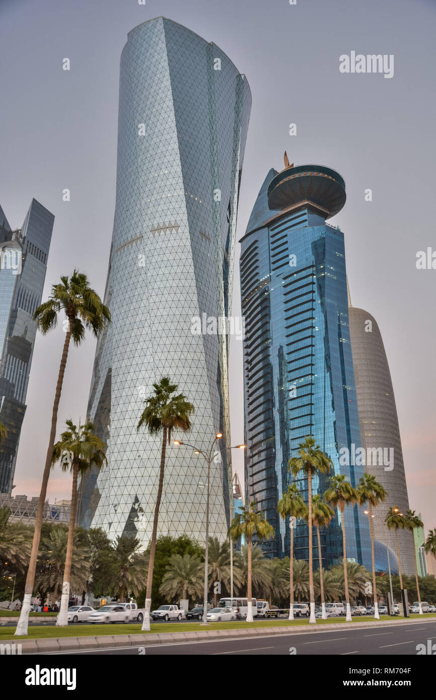 Doha, Qatar - 4 novembre 2016. Street view lungo la Corniche waterfront di Doha, con il World Trade Center e al Torre di Bidda grattacieli e automobili. Foto Stock