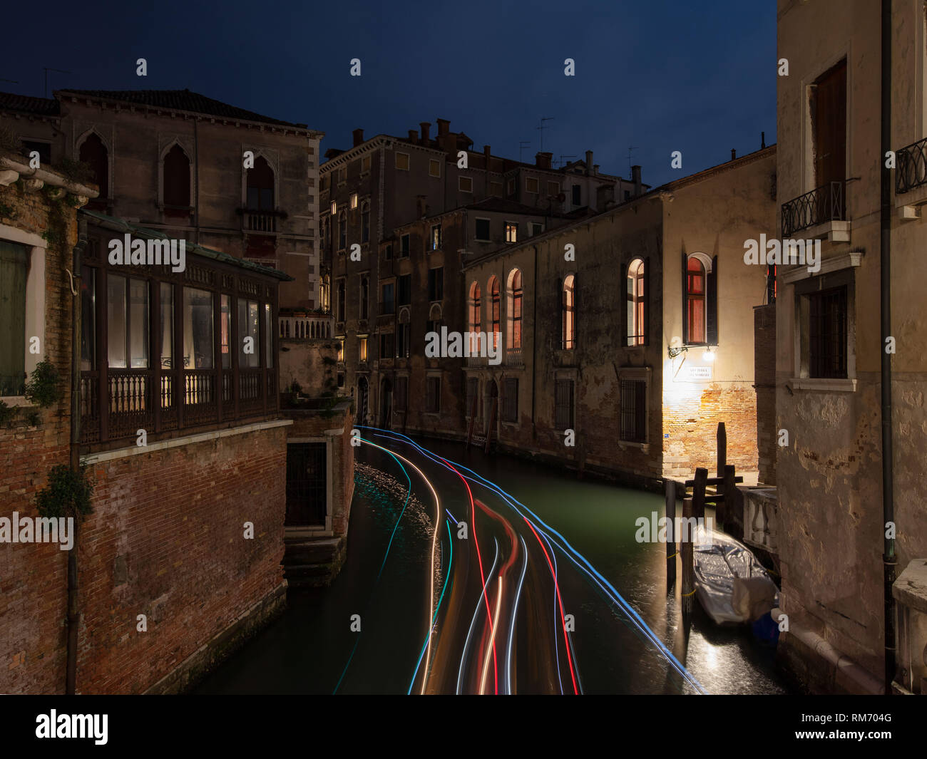 Perdersi a Venezia con me solo la mia fotocamera e il mio treppiede. Creazione di immagini bellissime. Foto Stock