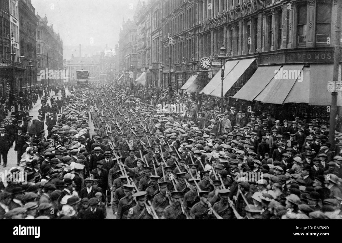 La Ulster volontari marzo lungo la Royal Avenue a Belfast durante la guerra mondiale 1. La ulster volontari erano un gruppo paramilitare formata da ulster protestanti a lotta home regola in Irlanda quando scoppia la prima guerra mondiale e hanno formato la ulster volunteer 36th ulster division dell'Esercito britannico. Foto Stock