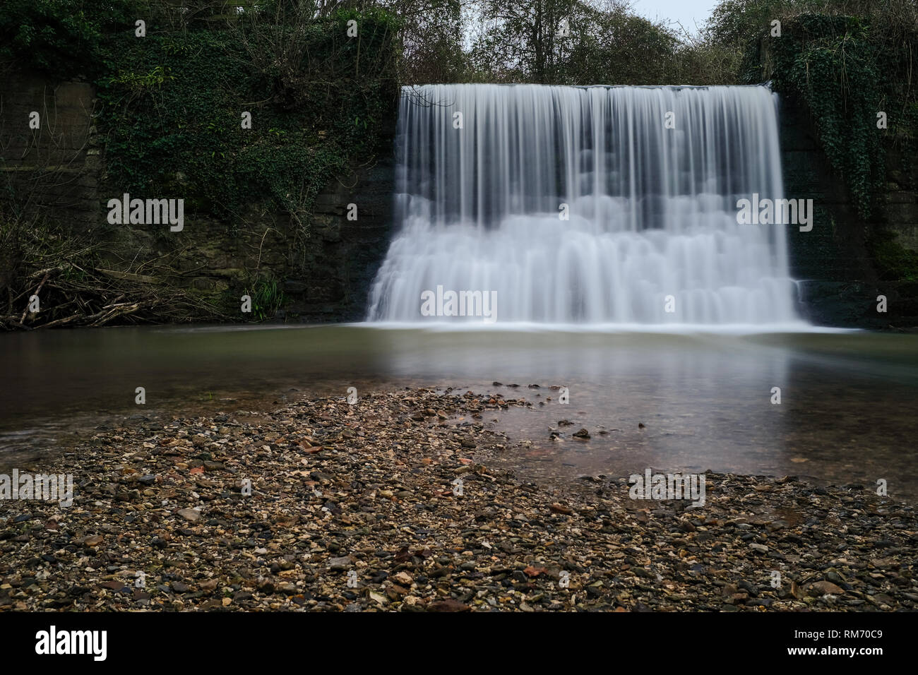 Cascata veramente preso dal fiume con una lenta velocità di otturazione per dare un buon effetto dell'acqua Foto Stock