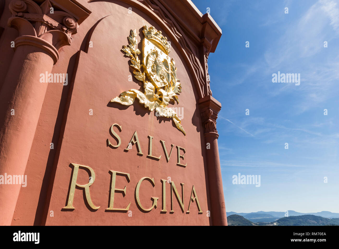 Le Puy-en-Velay, Francia. L'iscrizione Salve Regina (latino per Ave Regina) nella base della statua de Notre Dame de France Foto Stock