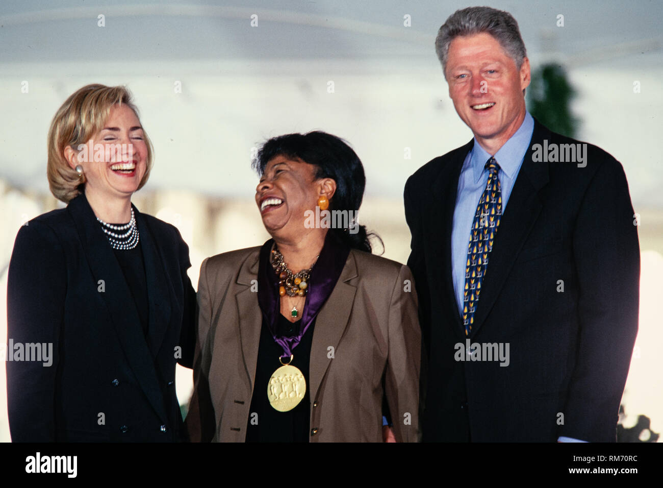 Jazz cantante Betty Carter è presentata la medaglia nazionale delle arti dal presidente Bill Clinton e la First Lady Hillary Clinton durante una cerimonia sulla South Lawn della Casa Bianca Settembre 29, 1997 a Washington, DC. Foto Stock