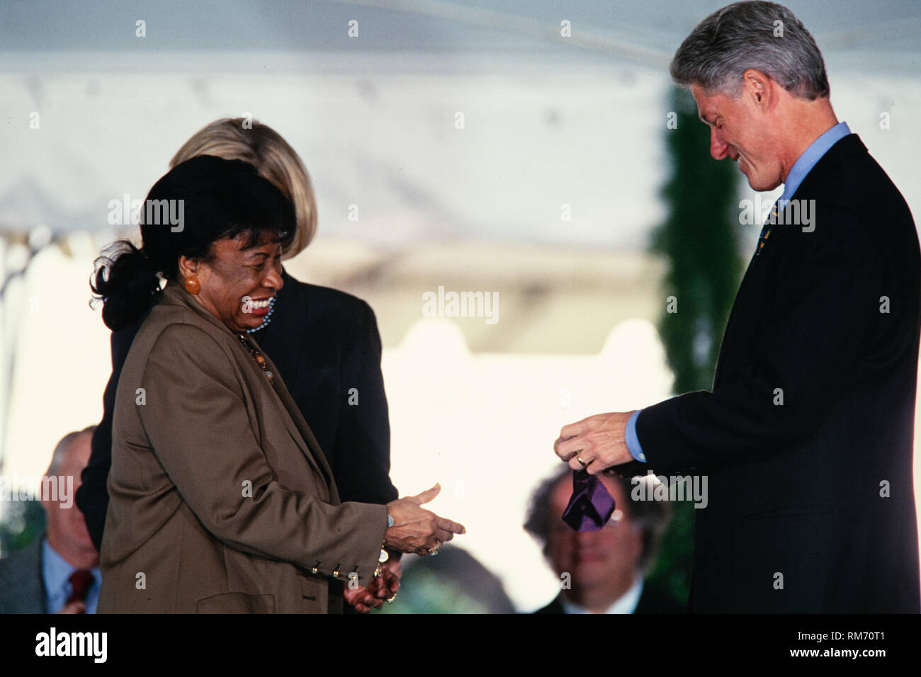 Jazz cantante Betty Carter è presentata la medaglia nazionale delle arti dal presidente Bill Clinton e la First Lady Hillary Clinton durante una cerimonia sulla South Lawn della Casa Bianca Settembre 29, 1997 a Washington, DC. Foto Stock