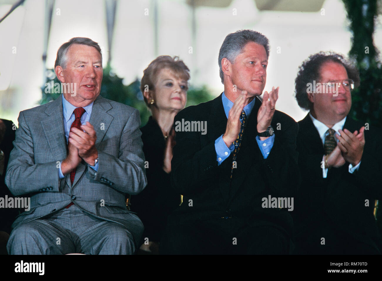 Stati Uniti Il presidente Bill Clinton si siede con il giornalista Robert MacNeil, sinistra e direttore musicale della Metropolitan Opera James Levine, destra durante la medaglia Nazionale delle Arti e delle scienze umanistiche premi durante una cerimonia sulla South Lawn della Casa Bianca Settembre 29, 1997 a Washington, DC. Foto Stock